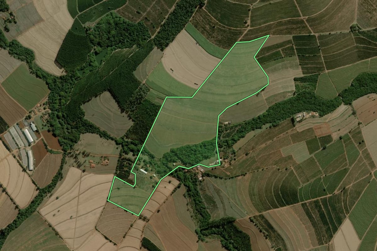 Imagem de satélite do imóvel rural em Dois Córregos (SP), com o contorno declarado no CAR desenhado por cima.