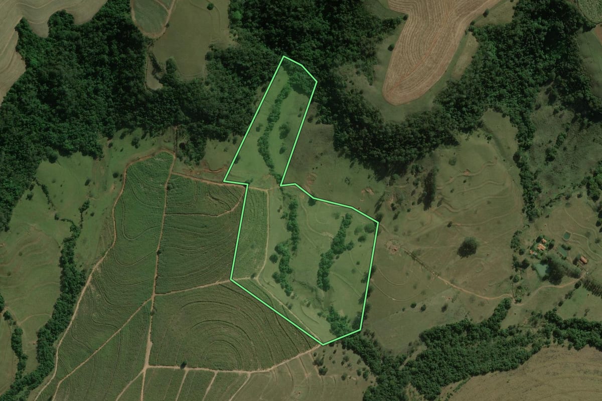Imagem de satélite do imóvel rural em Dois Córregos (SP), com o contorno declarado no CAR desenhado por cima.