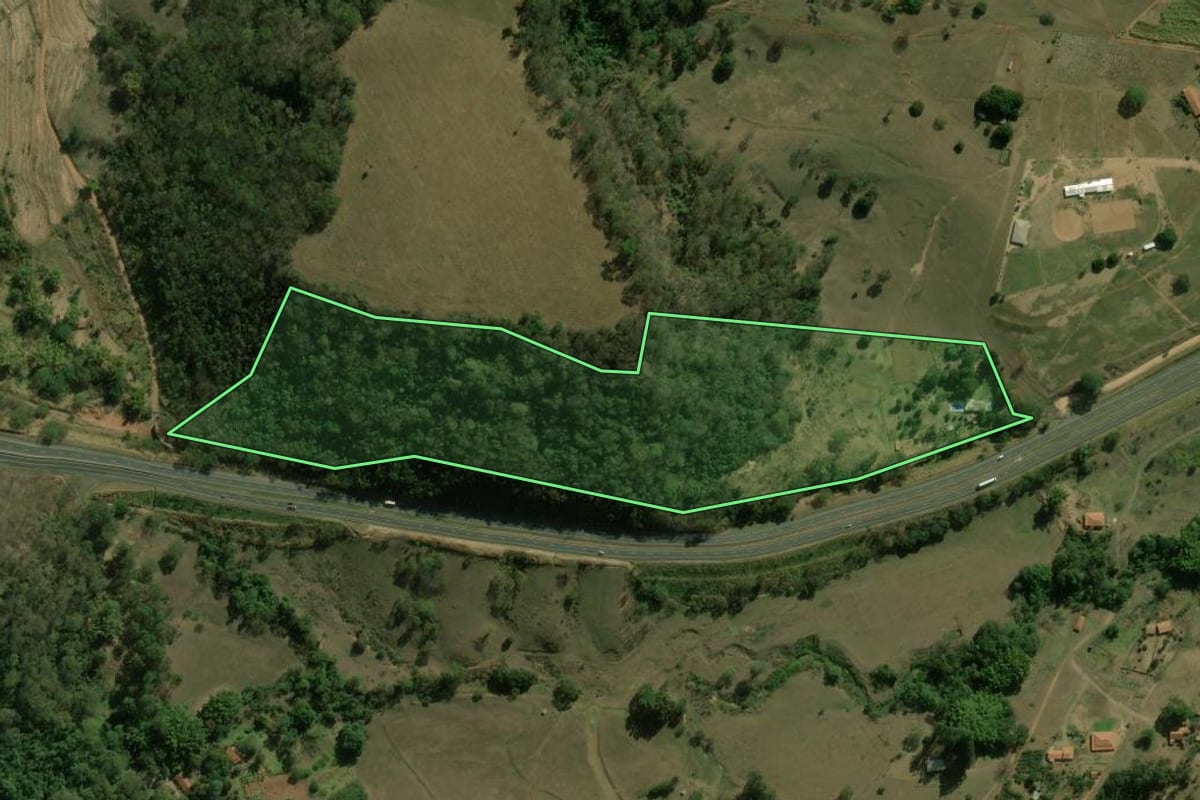 Imagem de satélite do imóvel rural em Dois Córregos (SP), com o contorno declarado no CAR desenhado por cima.