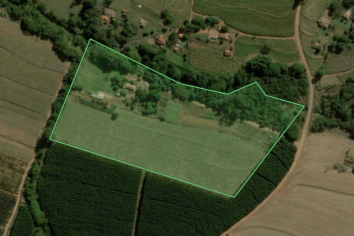 Imagem de satélite do imóvel rural em Dois Córregos (SP), com o contorno declarado no CAR desenhado por cima.