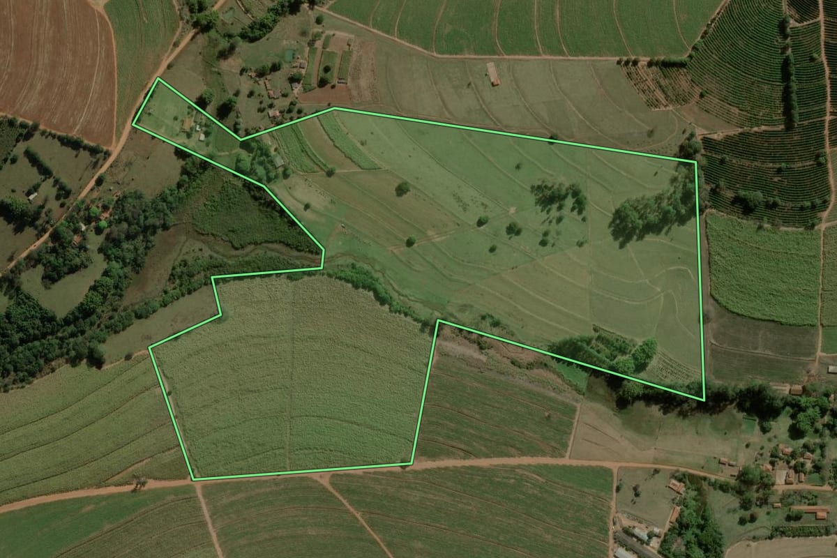 Imagem de satélite do imóvel rural em Dois Córregos (SP), com o contorno declarado no CAR desenhado por cima.
