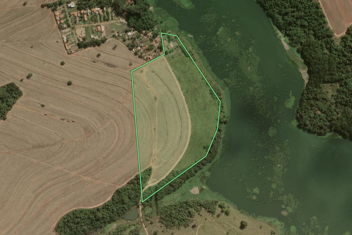 Imagem de satélite do imóvel rural em Dois Córregos (SP), com o contorno declarado no CAR desenhado por cima.