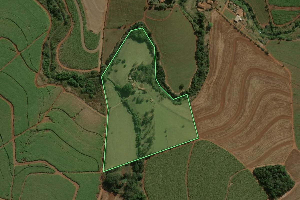 Imagem de satélite do imóvel rural em Dois Córregos (SP), com o contorno declarado no CAR desenhado por cima.