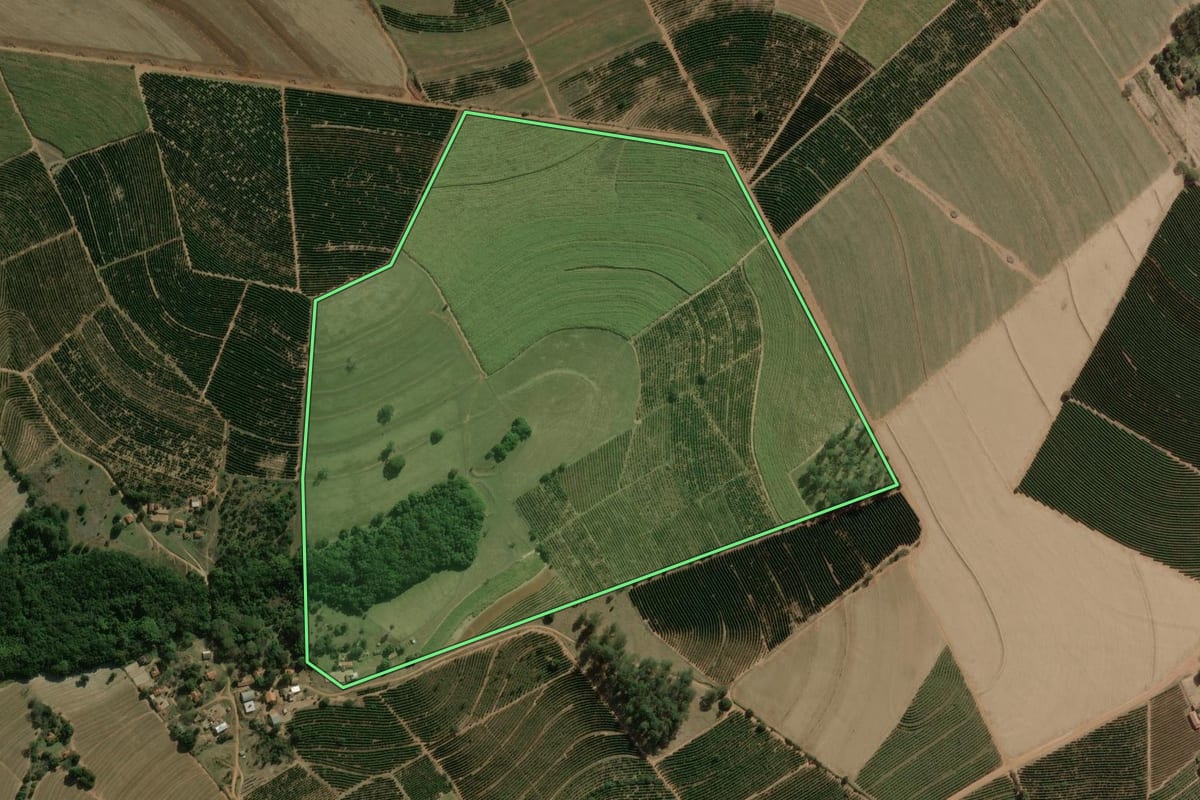 Imagem de satélite do imóvel rural em Dois Córregos (SP), com o contorno declarado no CAR desenhado por cima.