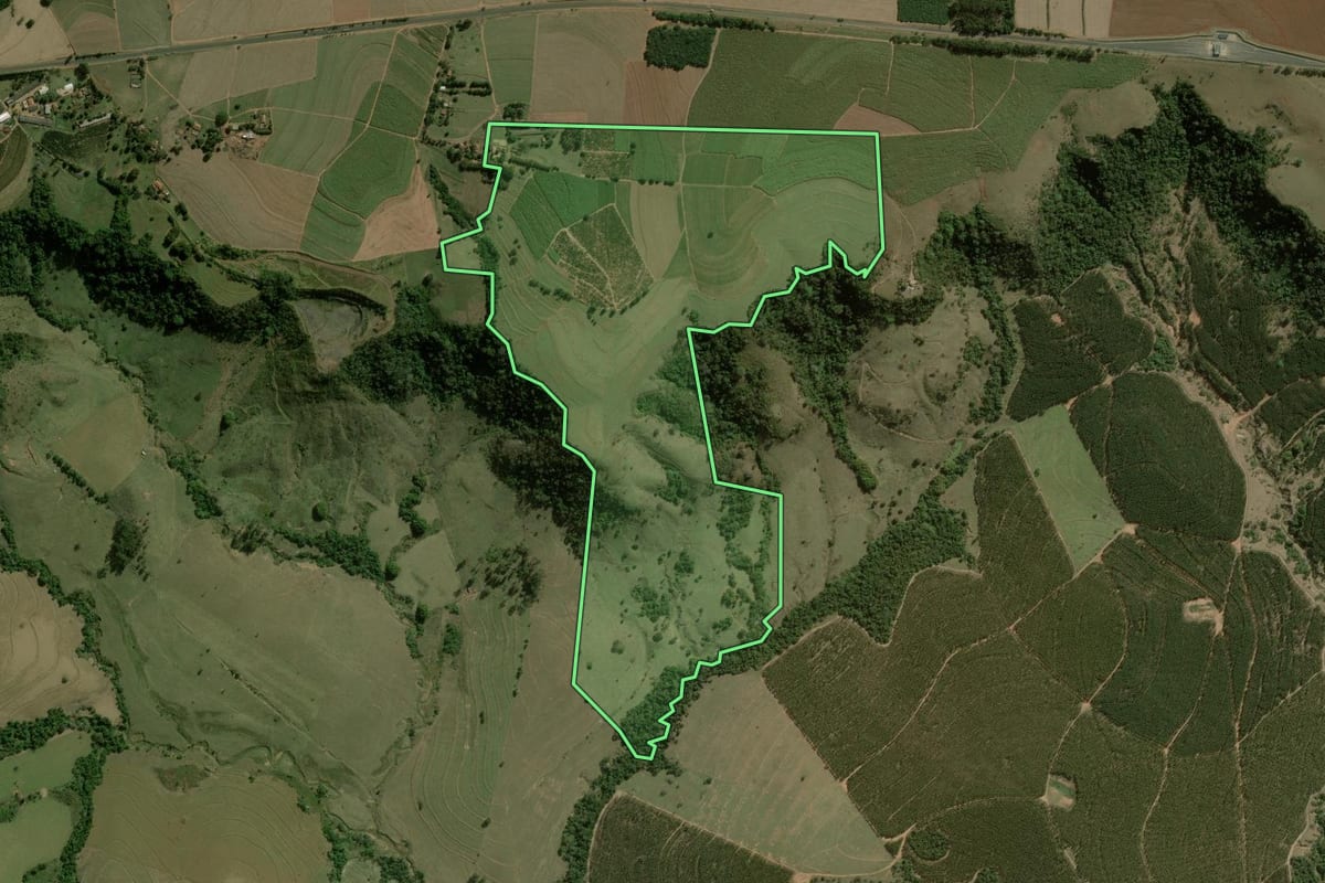 Imagem de satélite do imóvel rural em Dois Córregos (SP), com o contorno declarado no CAR desenhado por cima.