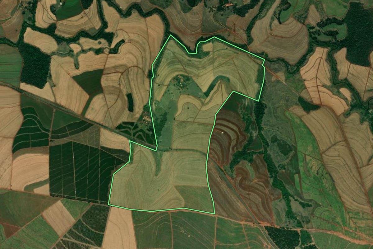 Imagem de satélite do imóvel rural em Dois Córregos (SP), com o contorno declarado no CAR desenhado por cima.