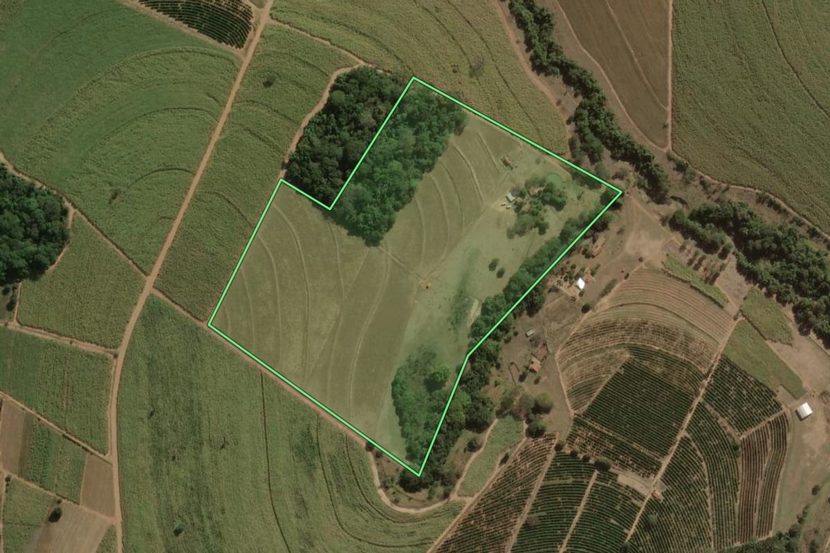 Imagem de satélite do imóvel rural em Dois Córregos (SP), com o contorno declarado no CAR desenhado por cima.