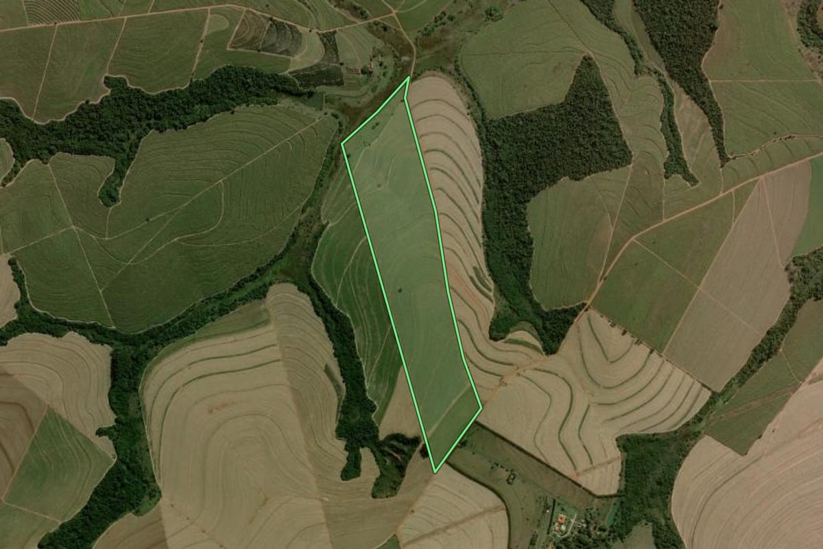 Imagem de satélite do imóvel rural em Dois Córregos (SP), com o contorno declarado no CAR desenhado por cima.