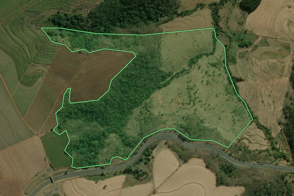 Imagem de satélite do imóvel rural em Dois Córregos (SP), com o contorno declarado no CAR desenhado por cima.