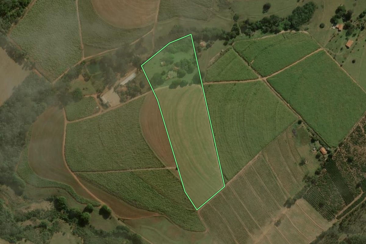 Imagem de satélite do imóvel rural em Dois Córregos (SP), com o contorno declarado no CAR desenhado por cima.