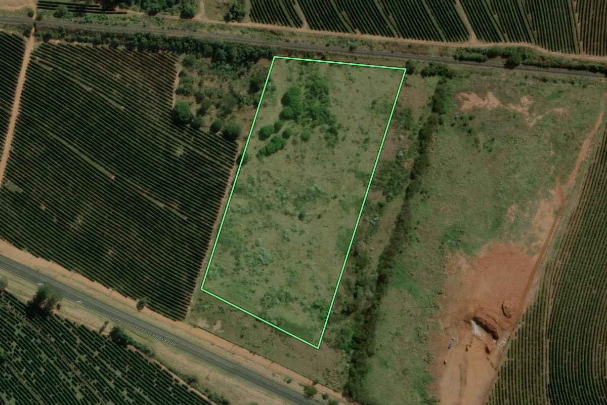 Imagem de satélite do imóvel rural em Dois Córregos (SP), com o contorno declarado no CAR desenhado por cima.