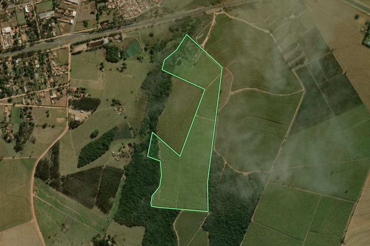 Imagem de satélite do imóvel rural em Dois Córregos (SP), com o contorno declarado no CAR desenhado por cima.