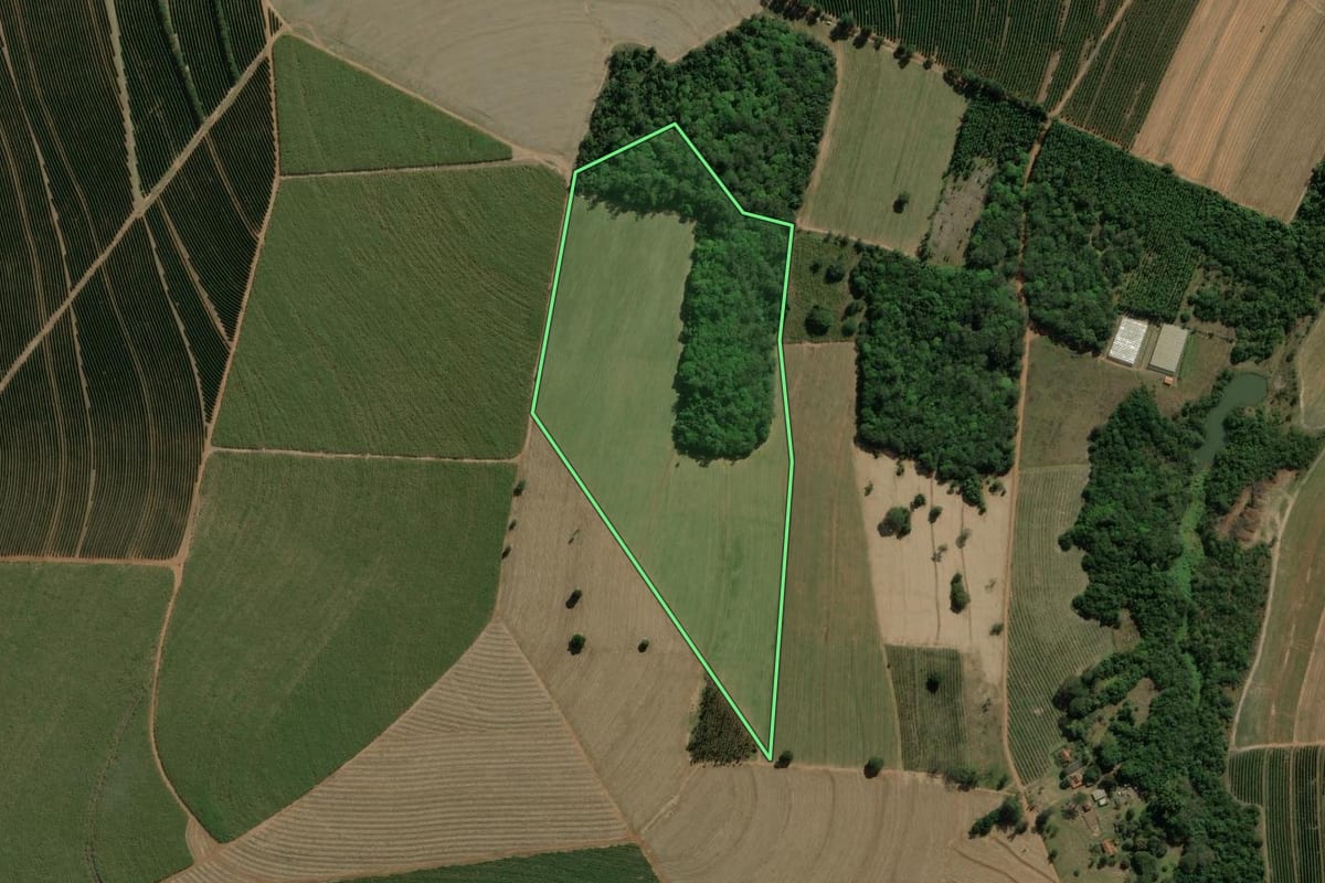 Imagem de satélite do imóvel rural em Dois Córregos (SP), com o contorno declarado no CAR desenhado por cima.