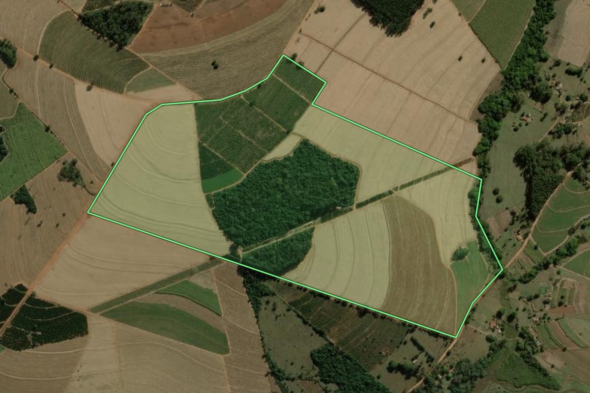 Imagem de satélite do imóvel rural em Dois Córregos (SP), com o contorno declarado no CAR desenhado por cima.