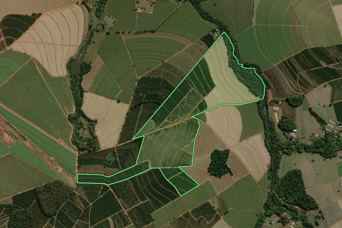 Imagem de satélite do imóvel rural em Dois Córregos (SP), com o contorno declarado no CAR desenhado por cima.