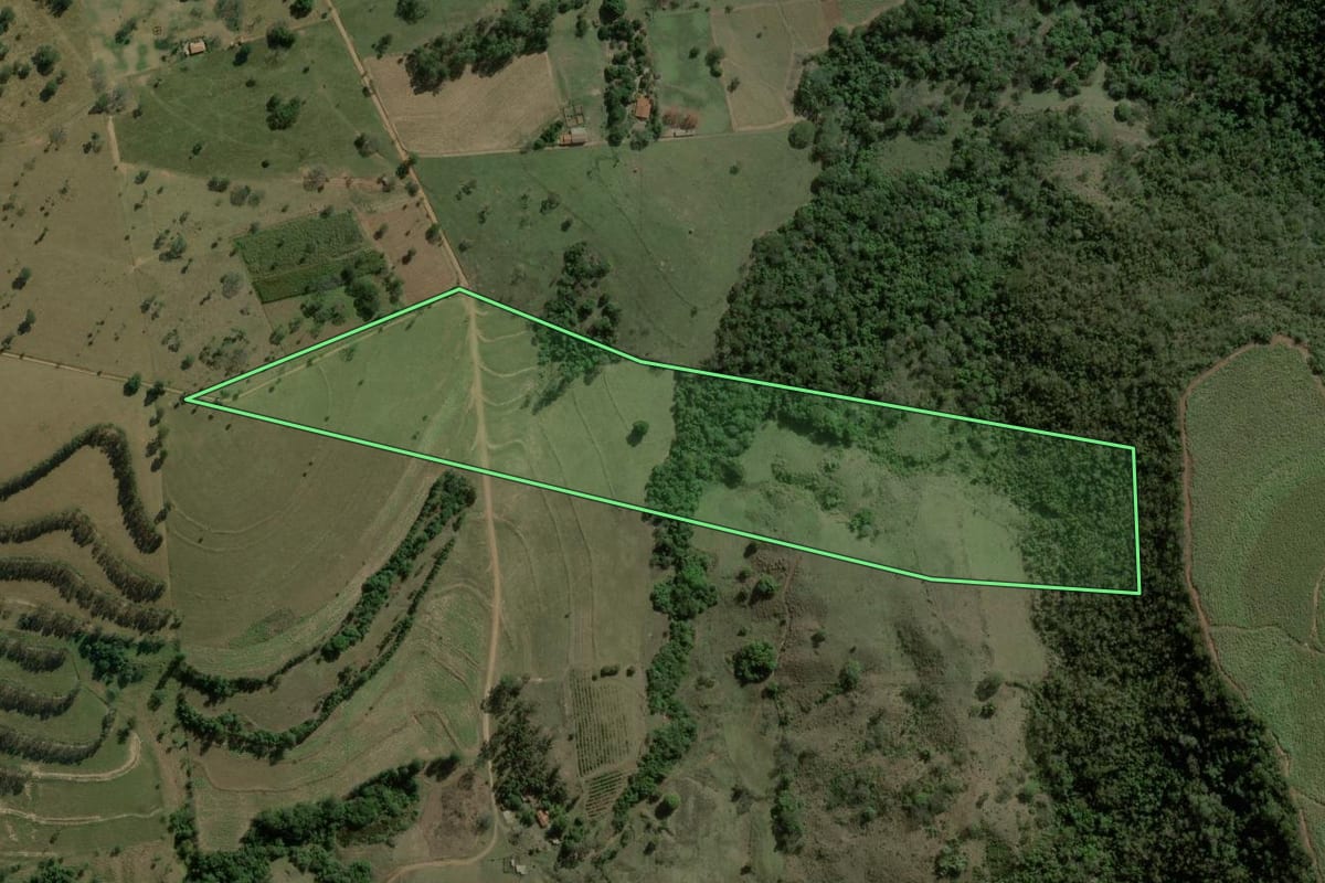 Imagem de satélite do imóvel rural em Dois Córregos (SP), com o contorno declarado no CAR desenhado por cima.