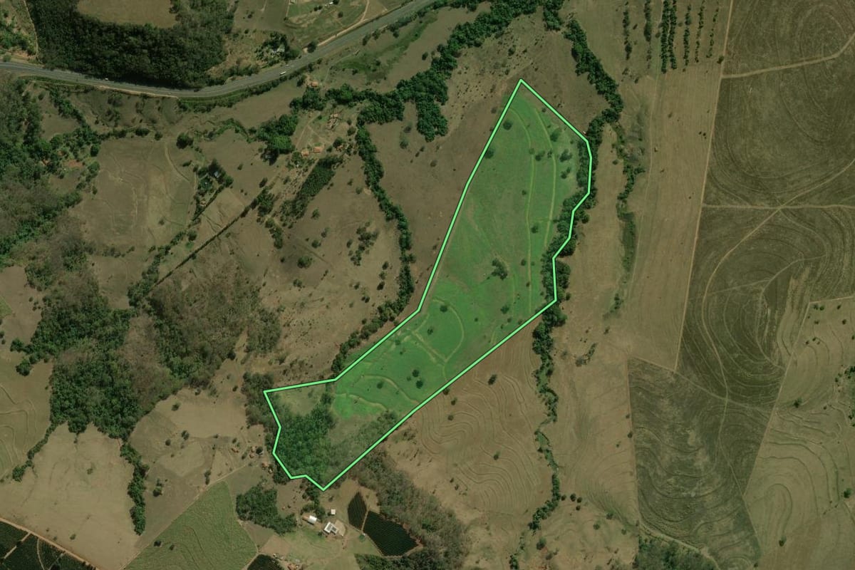 Imagem de satélite do imóvel rural em Dois Córregos (SP), com o contorno declarado no CAR desenhado por cima.