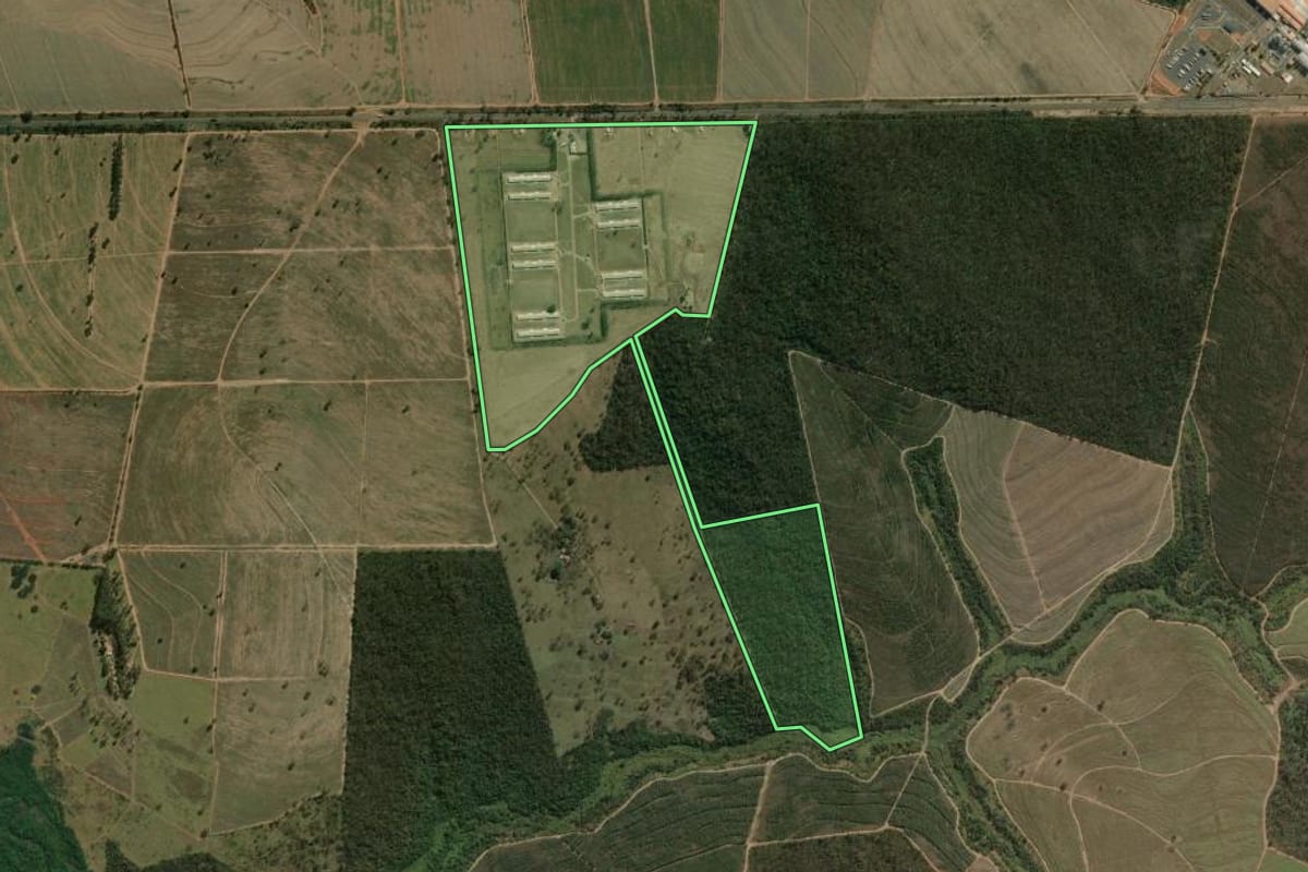 Imagem de satélite do imóvel rural em Dourado (SP), com o contorno declarado no CAR desenhado por cima.
