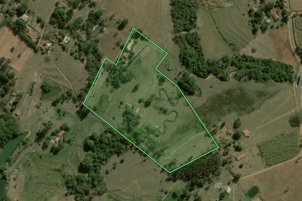 Imagem de satélite do imóvel rural em Dourado (SP), com o contorno declarado no CAR desenhado por cima.