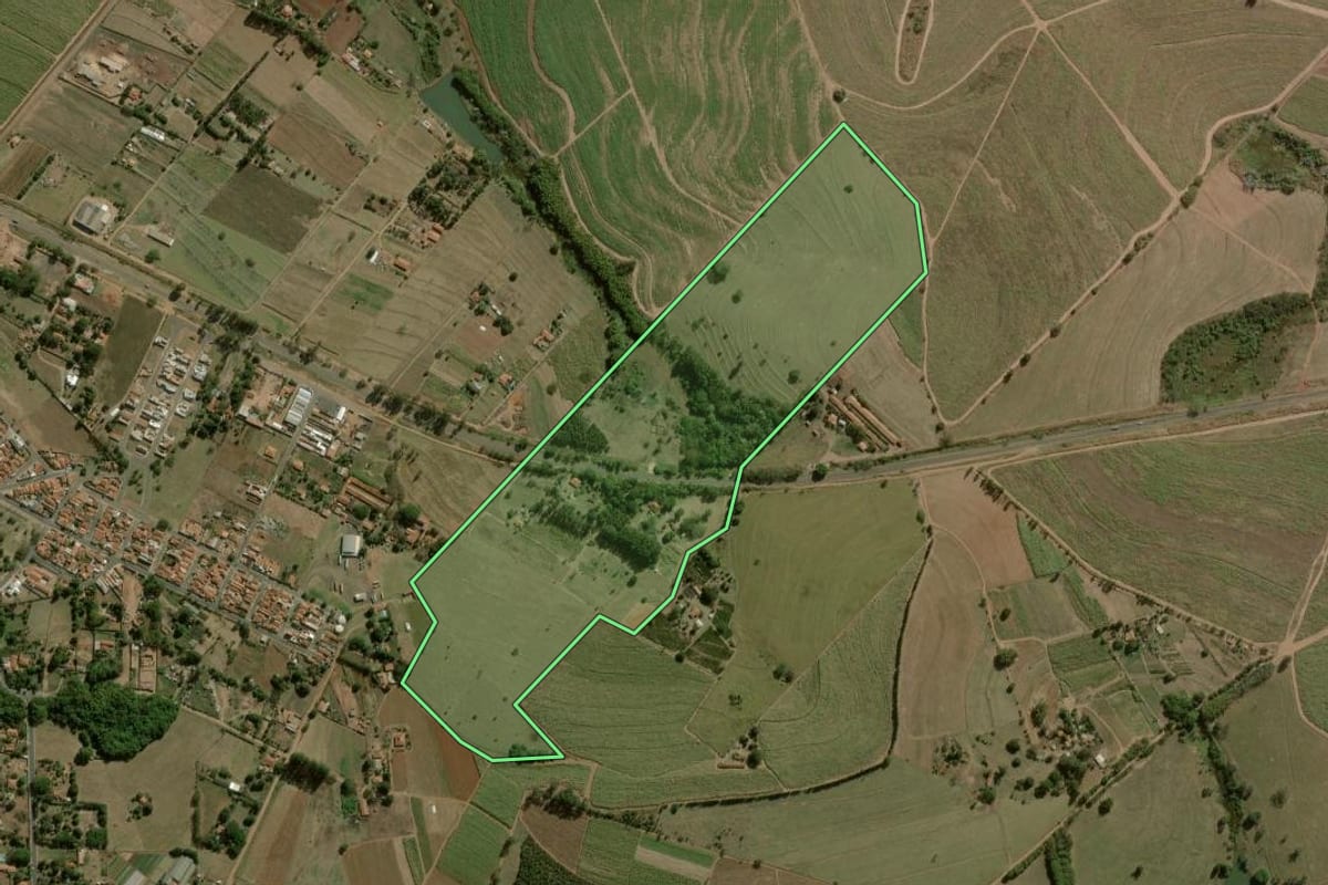 Imagem de satélite do imóvel rural em Dourado (SP), com o contorno declarado no CAR desenhado por cima.