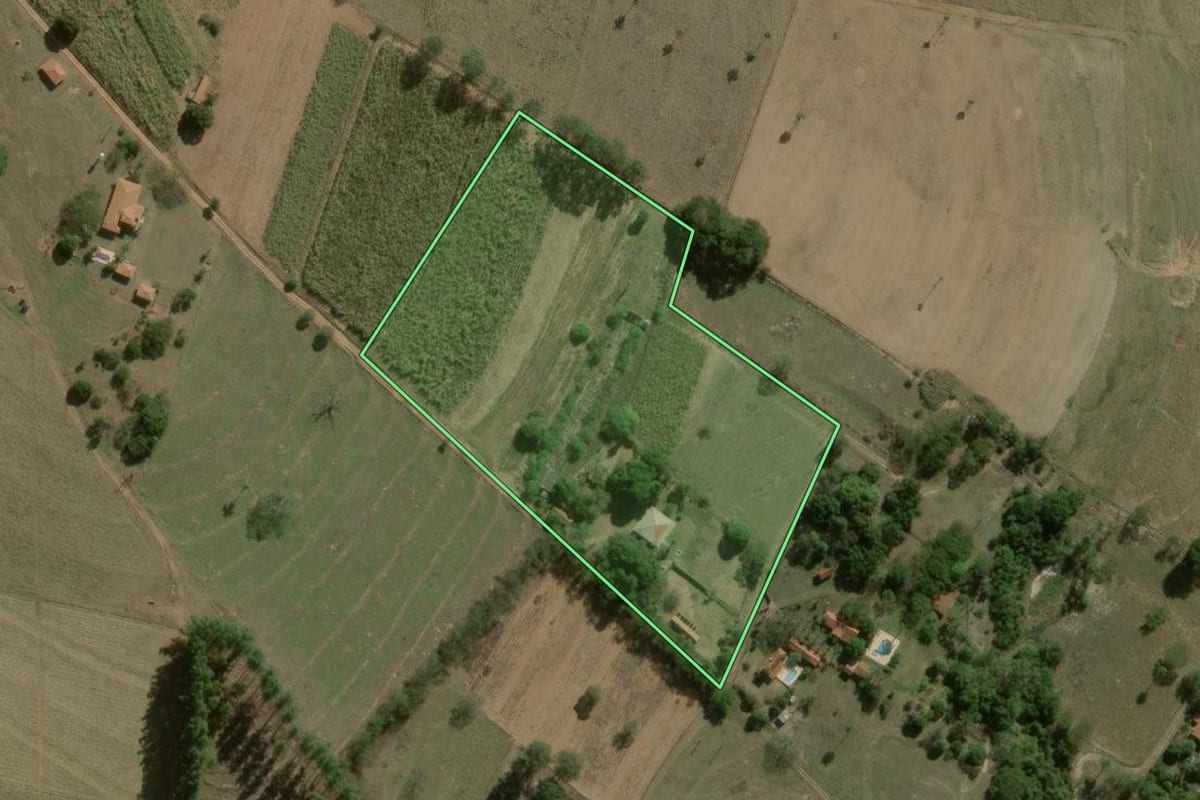 Imagem de satélite do imóvel rural em Dourado (SP), com o contorno declarado no CAR desenhado por cima.