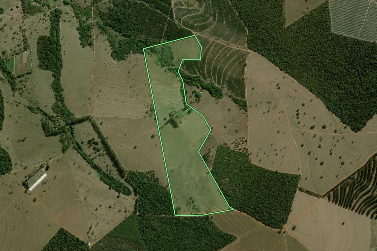 Imagem de satélite do imóvel rural em Dourado (SP), com o contorno declarado no CAR desenhado por cima.