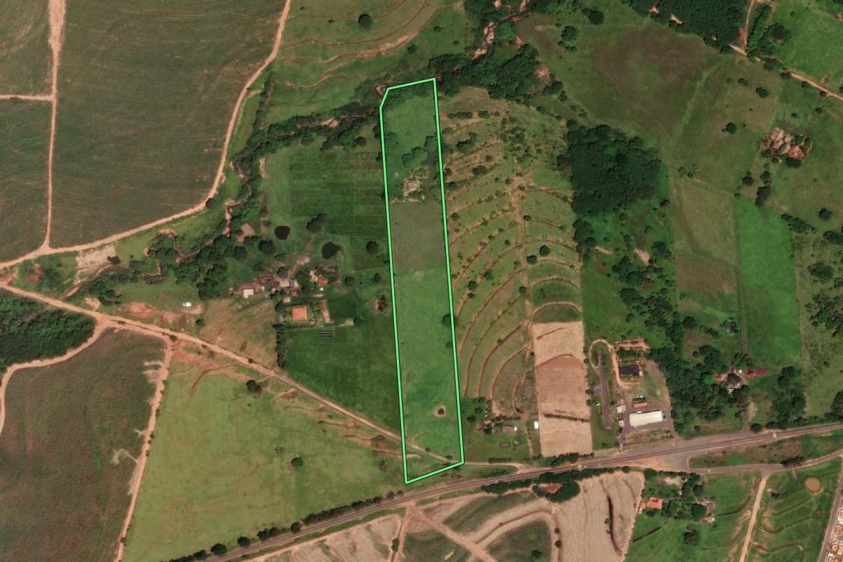 Imagem de satélite do imóvel rural em Dracena (SP), com o contorno declarado no CAR desenhado por cima.