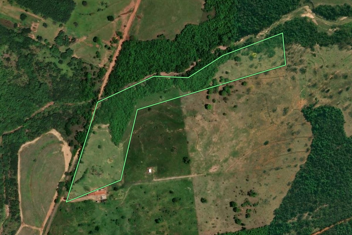 Imagem de satélite do imóvel rural em Dracena (SP), com o contorno declarado no CAR desenhado por cima.