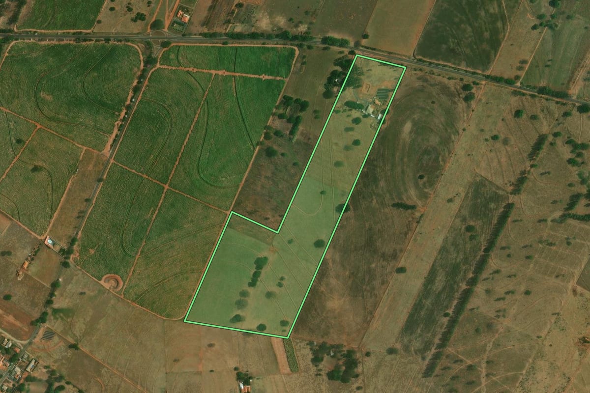 Imagem de satélite do imóvel rural em Dracena (SP), com o contorno declarado no CAR desenhado por cima.