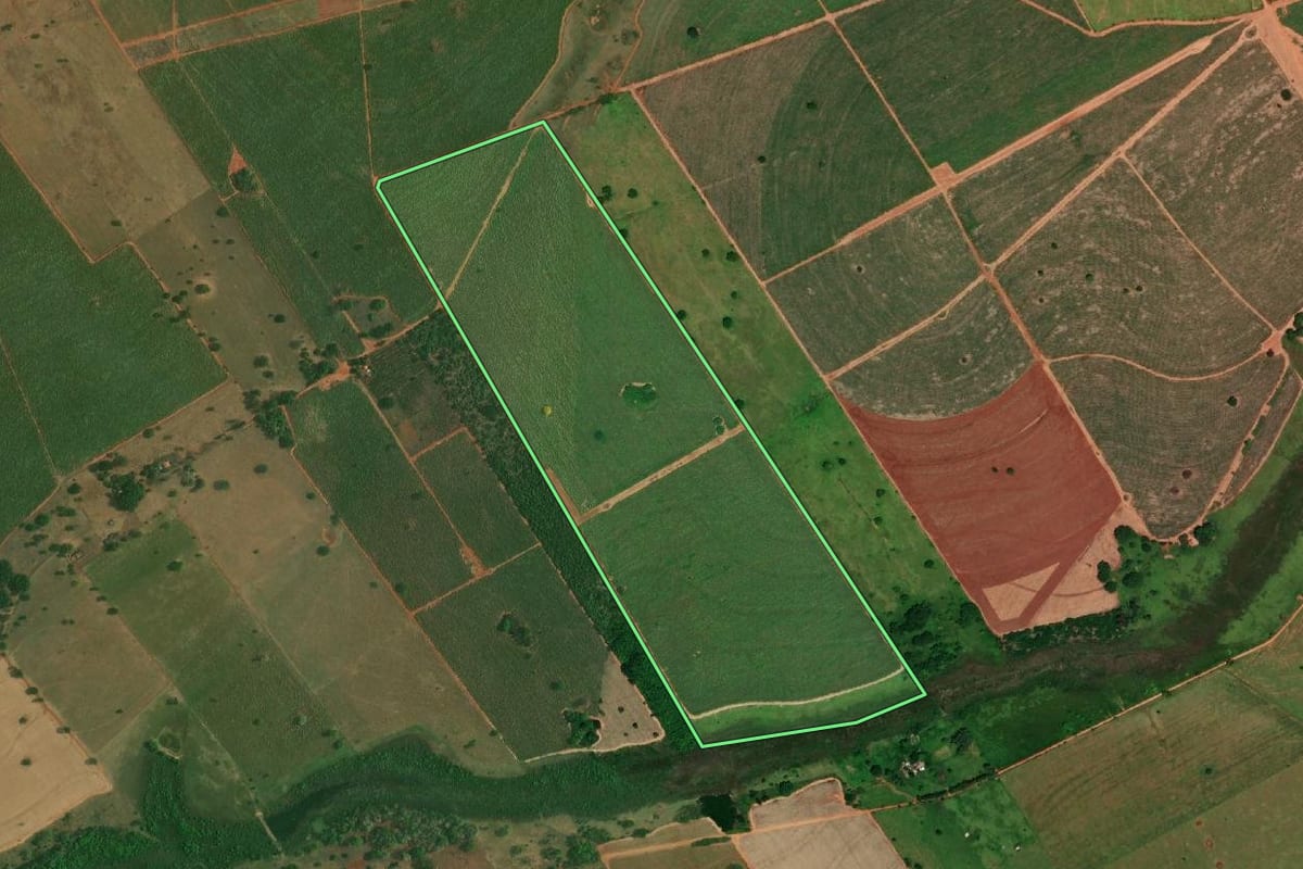 Imagem de satélite do imóvel rural em Dracena (SP), com o contorno declarado no CAR desenhado por cima.