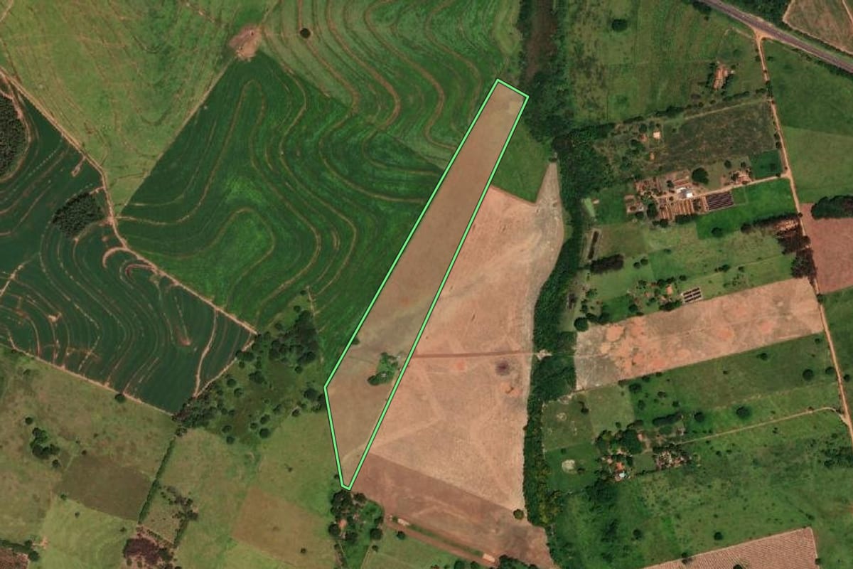 Imagem de satélite do imóvel rural em Dracena (SP), com o contorno declarado no CAR desenhado por cima.