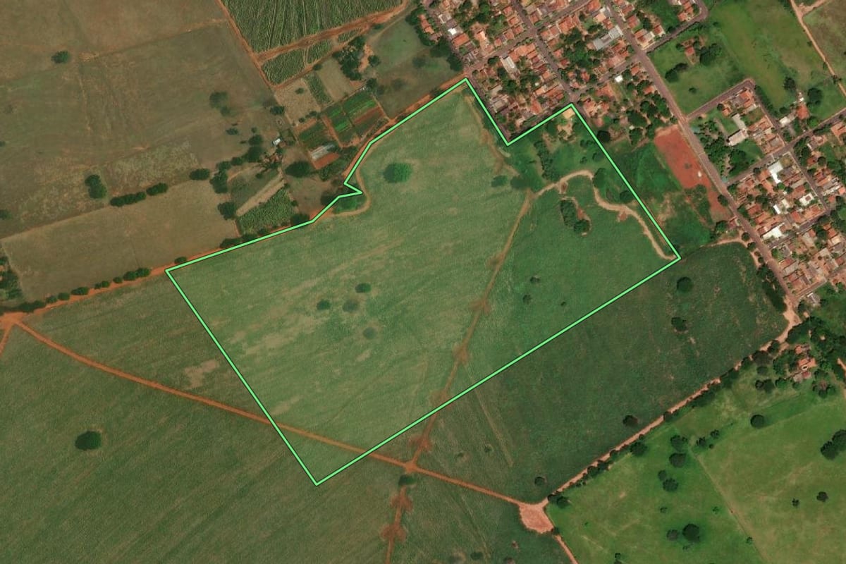 Imagem de satélite do imóvel rural em Dracena (SP), com o contorno declarado no CAR desenhado por cima.