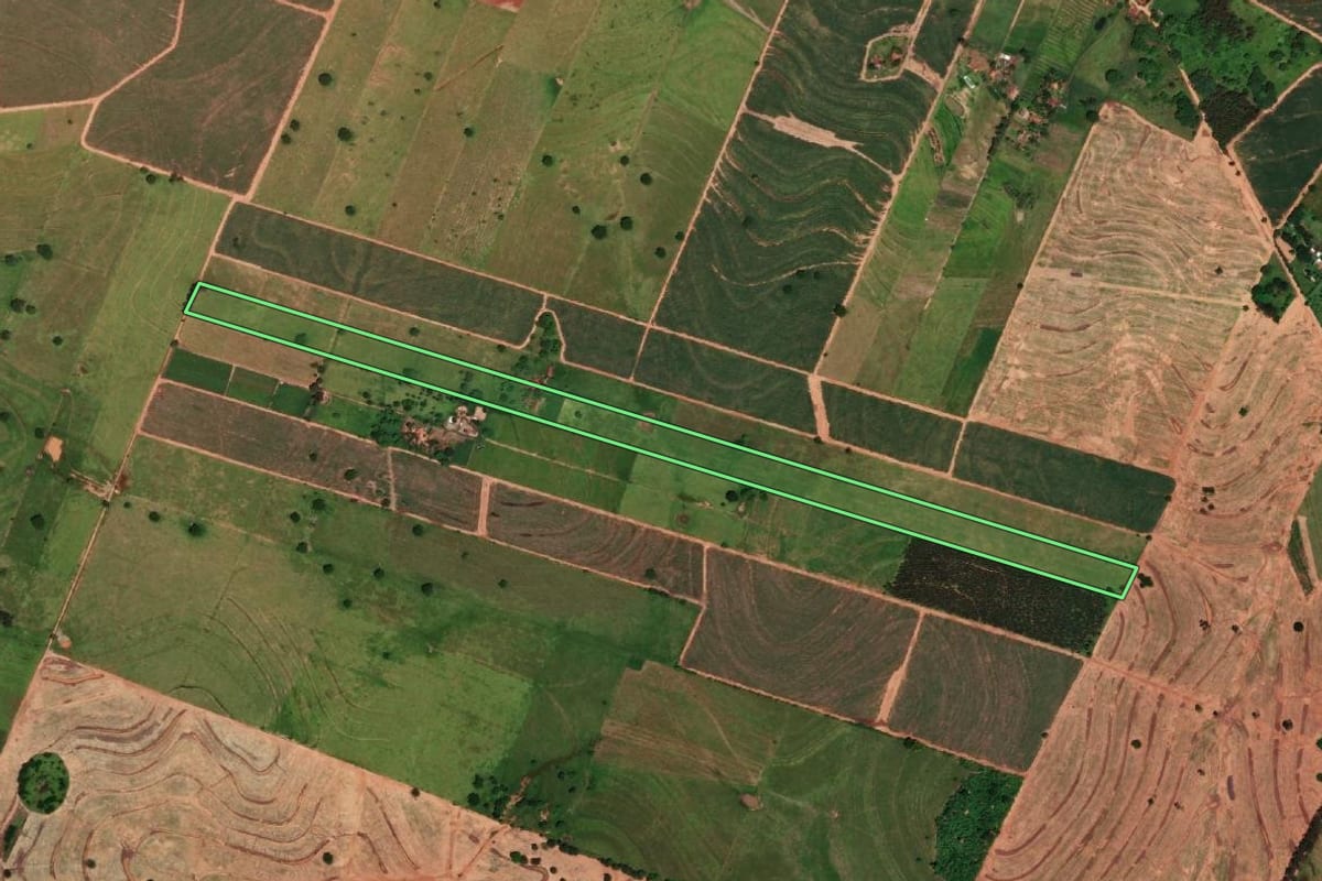 Imagem de satélite do imóvel rural em Dracena (SP), com o contorno declarado no CAR desenhado por cima.