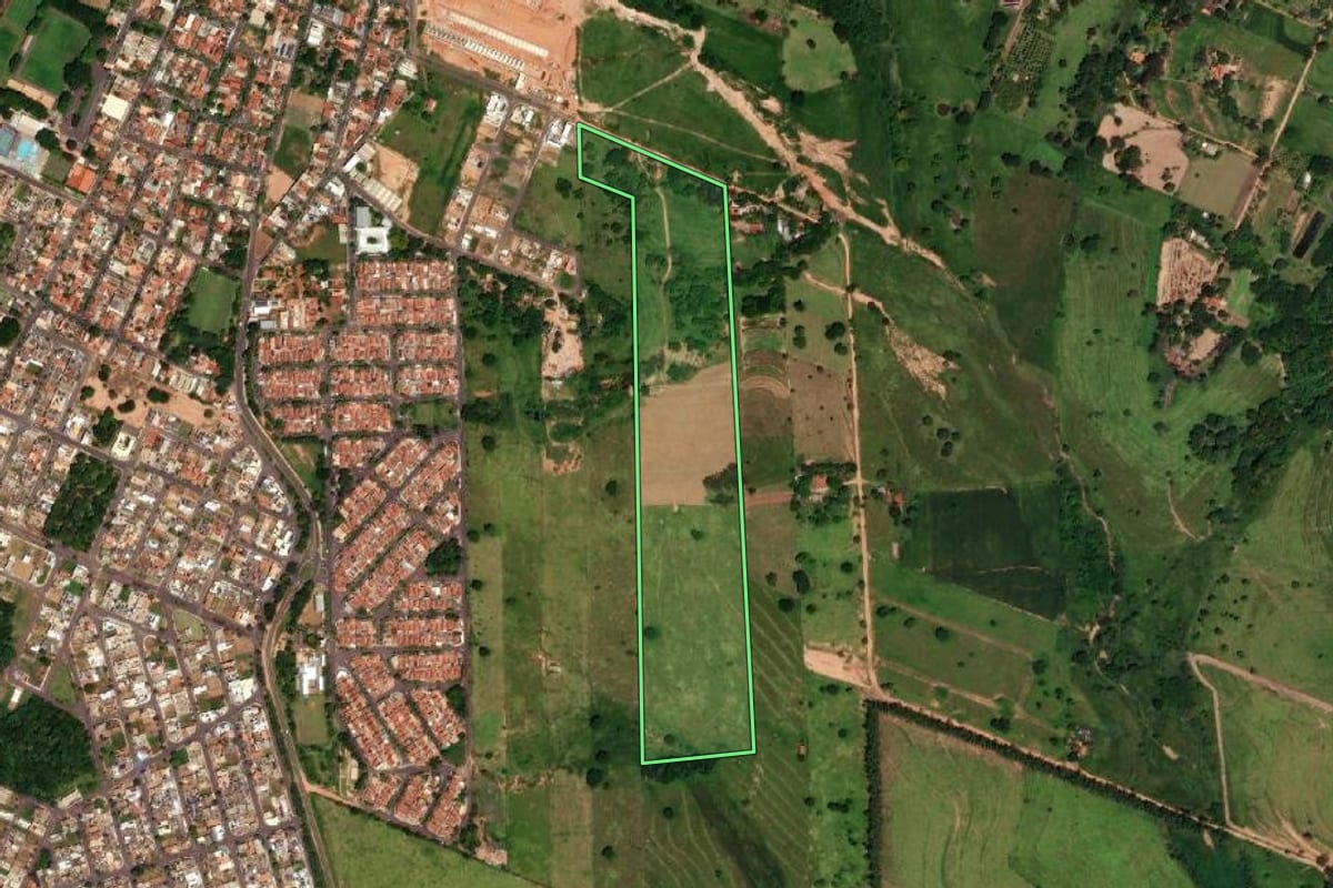 Imagem de satélite do imóvel rural em Dracena (SP), com o contorno declarado no CAR desenhado por cima.