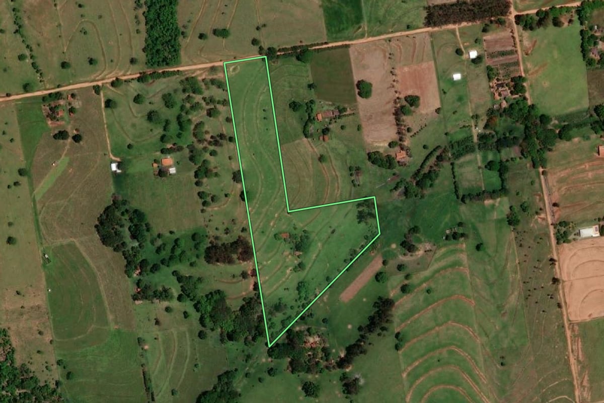 Imagem de satélite do imóvel rural em Dracena (SP), com o contorno declarado no CAR desenhado por cima.