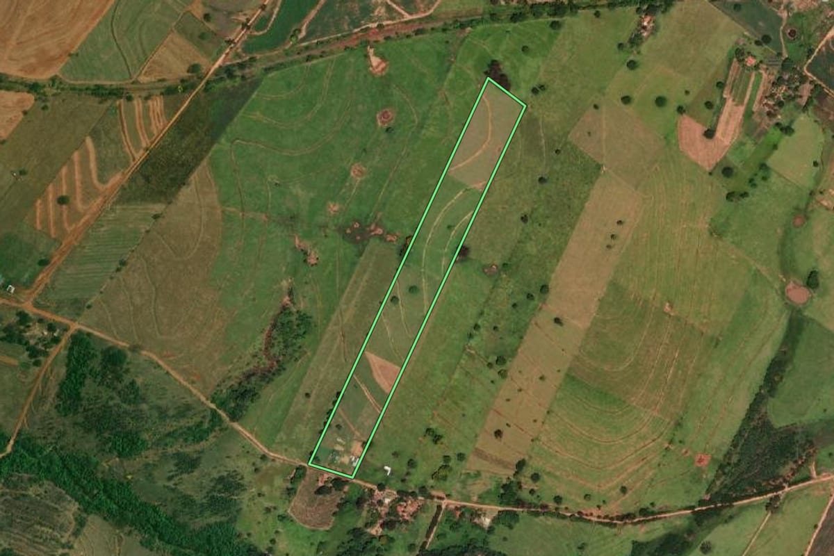 Imagem de satélite do imóvel rural em Dracena (SP), com o contorno declarado no CAR desenhado por cima.