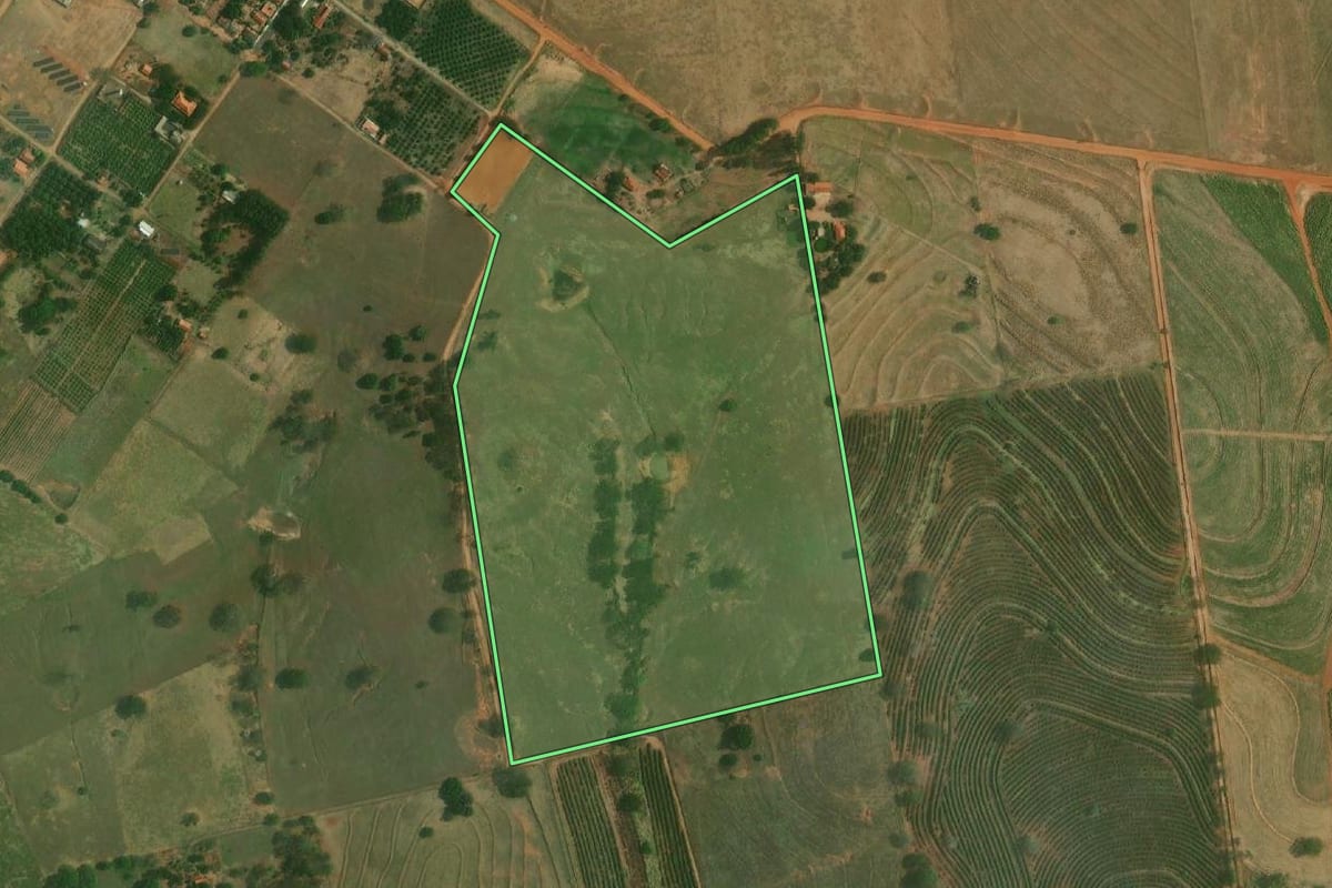 Imagem de satélite do imóvel rural em Dracena (SP), com o contorno declarado no CAR desenhado por cima.