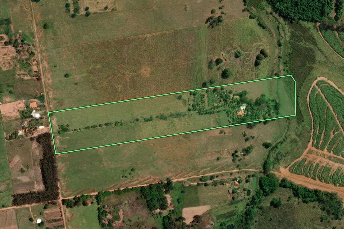 Imagem de satélite do imóvel rural em Dracena (SP), com o contorno declarado no CAR desenhado por cima.