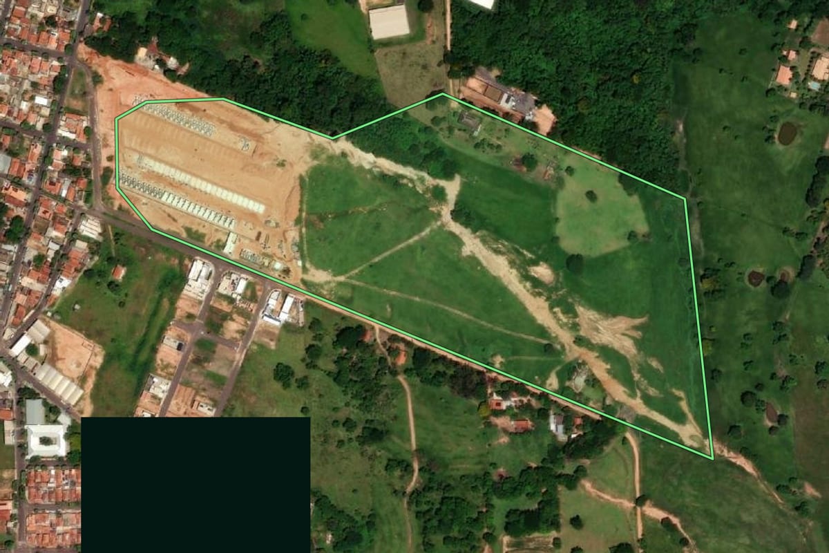 Imagem de satélite do imóvel rural em Dracena (SP), com o contorno declarado no CAR desenhado por cima.