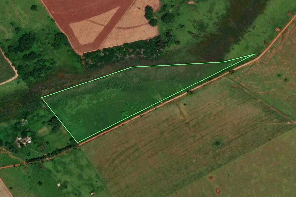 Imagem de satélite do imóvel rural em Dracena (SP), com o contorno declarado no CAR desenhado por cima.