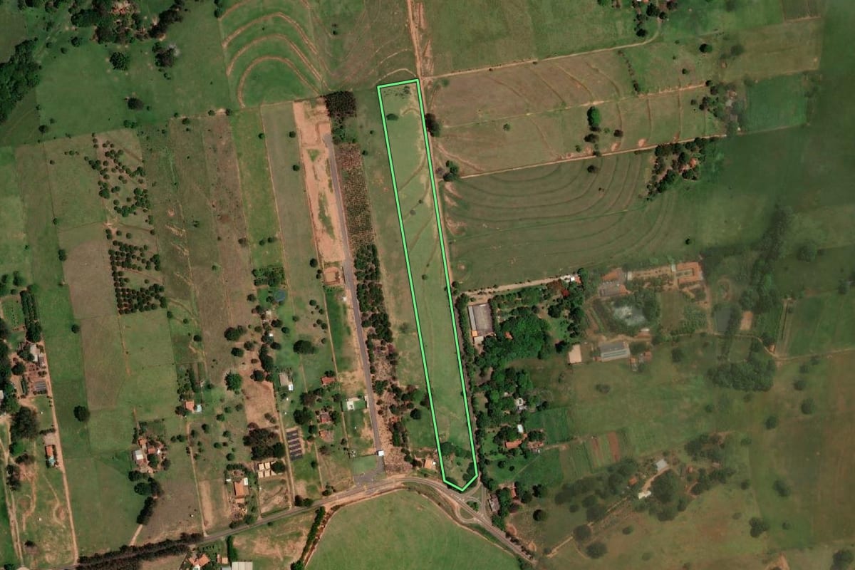 Imagem de satélite do imóvel rural em Dracena (SP), com o contorno declarado no CAR desenhado por cima.