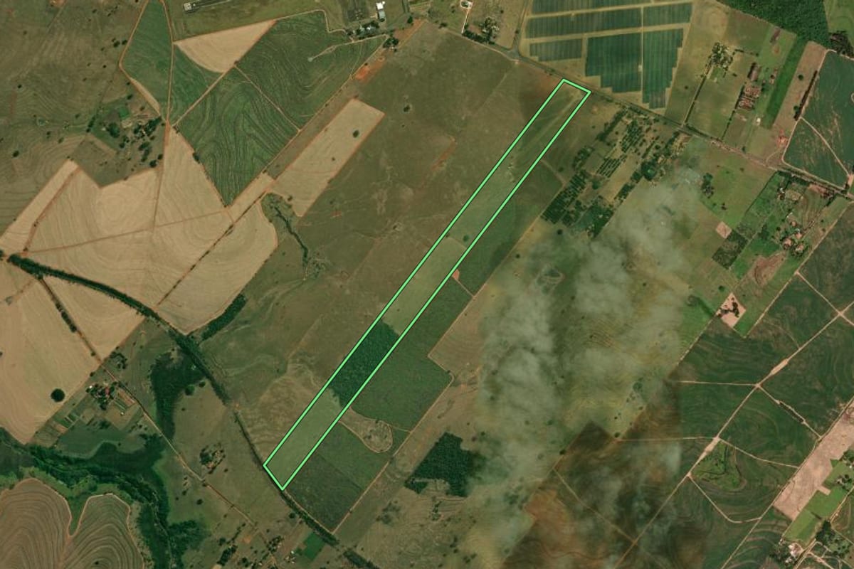 Imagem de satélite do imóvel rural em Dracena (SP), com o contorno declarado no CAR desenhado por cima.