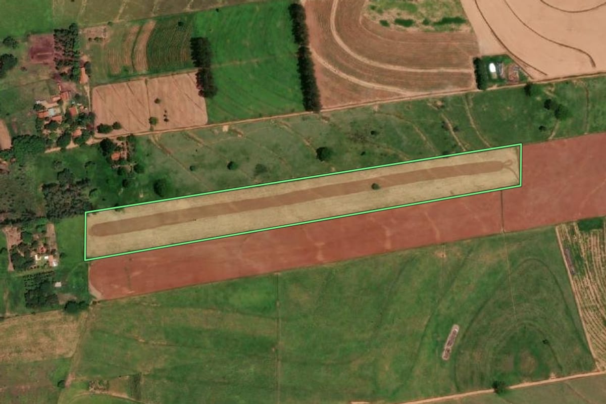 Imagem de satélite do imóvel rural em Dracena (SP), com o contorno declarado no CAR desenhado por cima.
