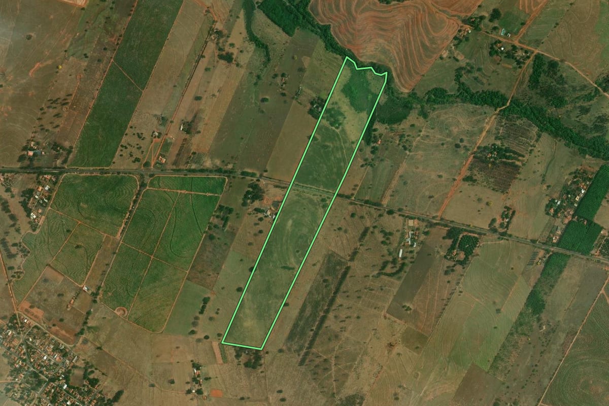 Imagem de satélite do imóvel rural em Dracena (SP), com o contorno declarado no CAR desenhado por cima.