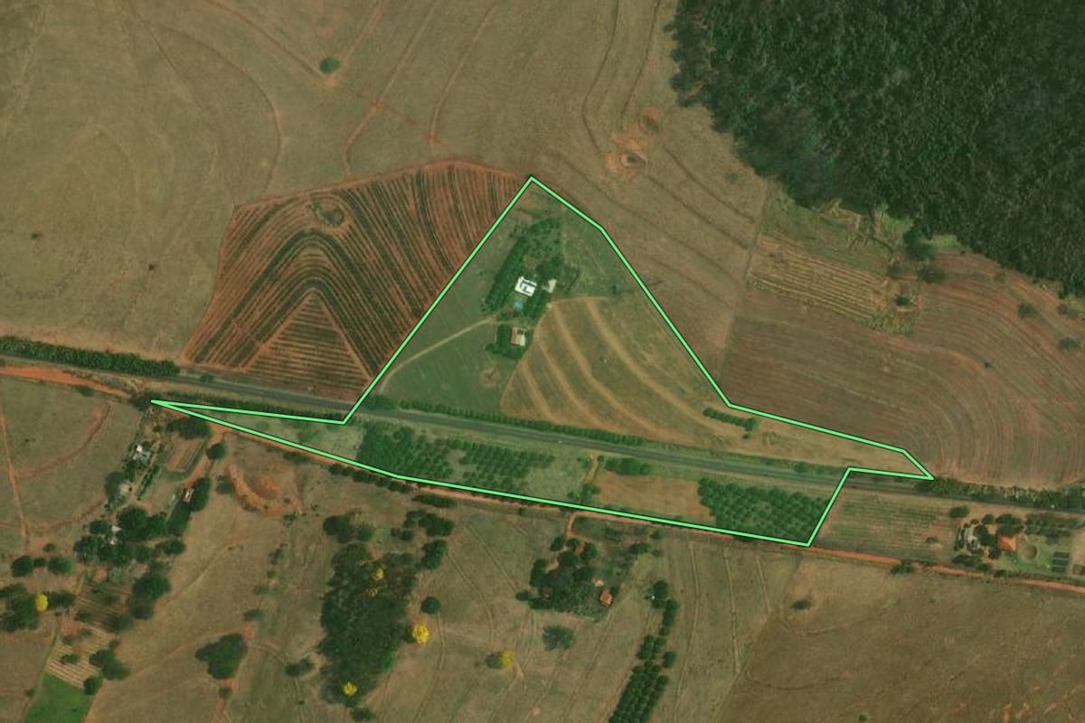Imagem de satélite do imóvel rural em Dracena (SP), com o contorno declarado no CAR desenhado por cima.