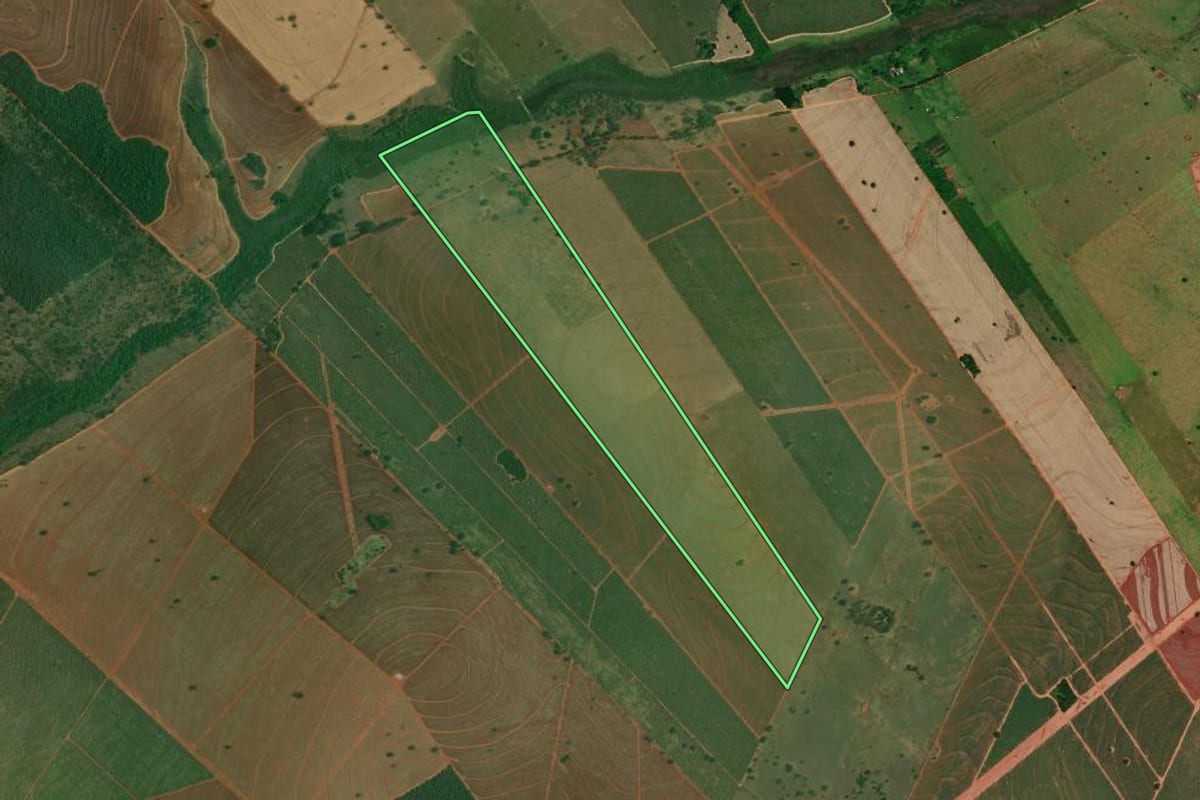 Imagem de satélite do imóvel rural em Dracena (SP), com o contorno declarado no CAR desenhado por cima.