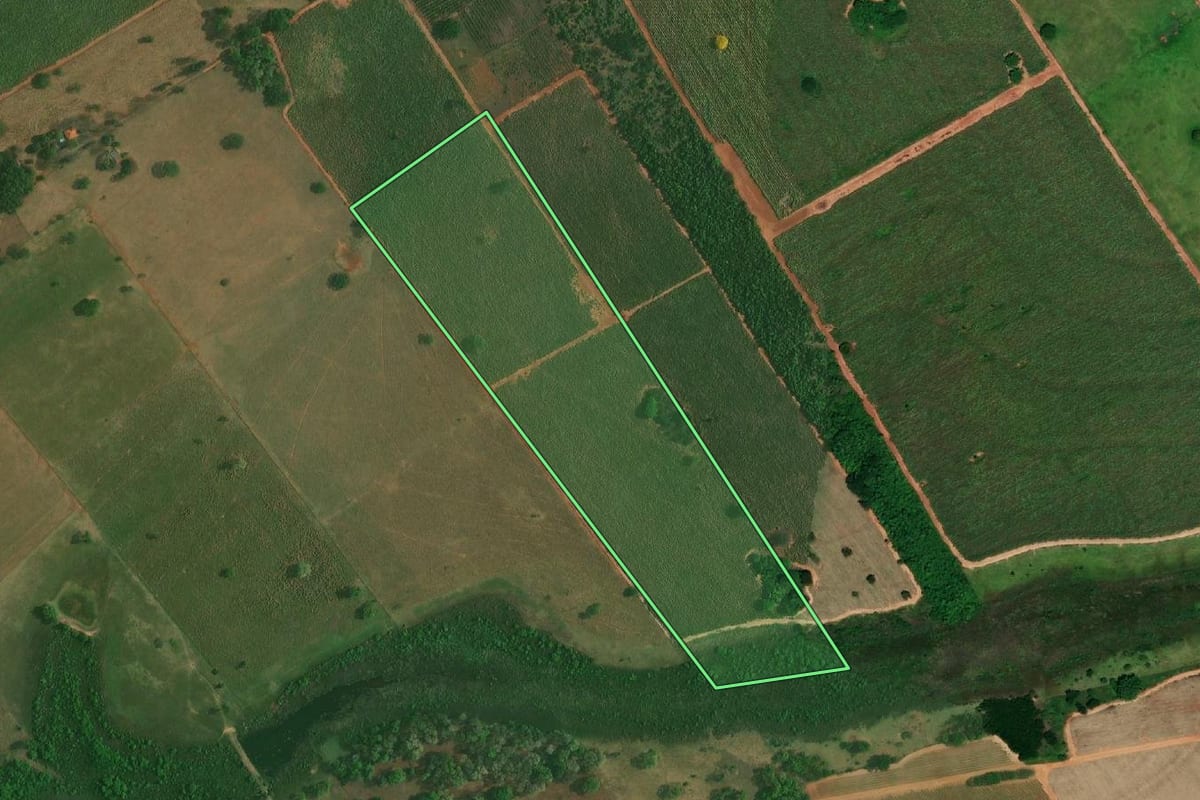 Imagem de satélite do imóvel rural em Dracena (SP), com o contorno declarado no CAR desenhado por cima.