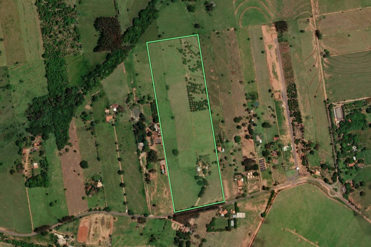 Imagem de satélite do imóvel rural em Dracena (SP), com o contorno declarado no CAR desenhado por cima.