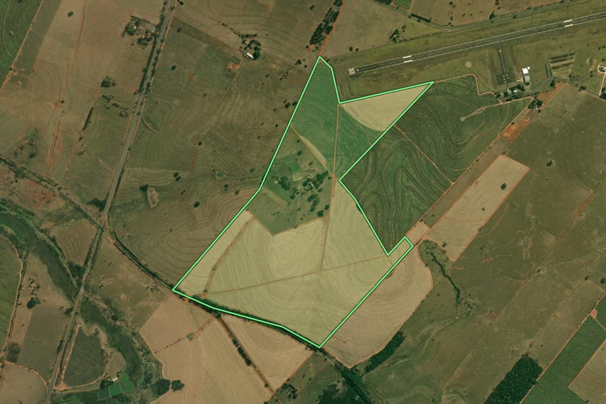 Imagem de satélite do imóvel rural em Dracena (SP), com o contorno declarado no CAR desenhado por cima.