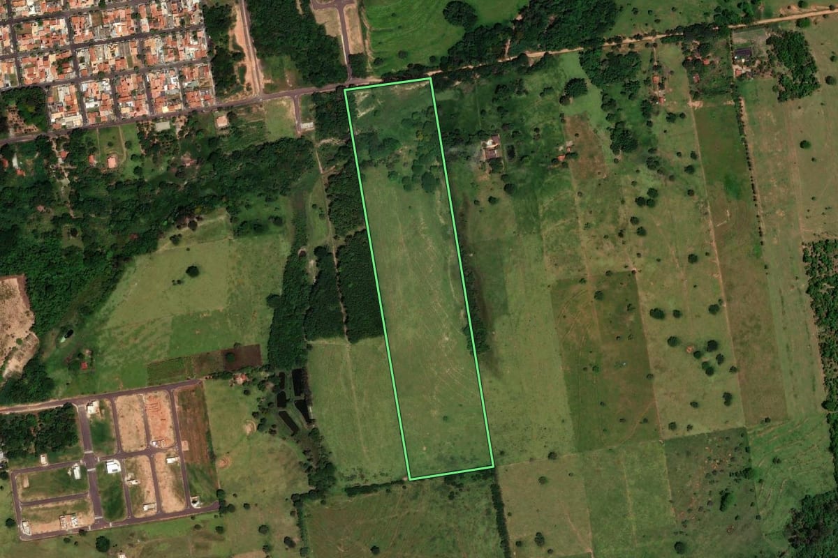 Imagem de satélite do imóvel rural em Dracena (SP), com o contorno declarado no CAR desenhado por cima.